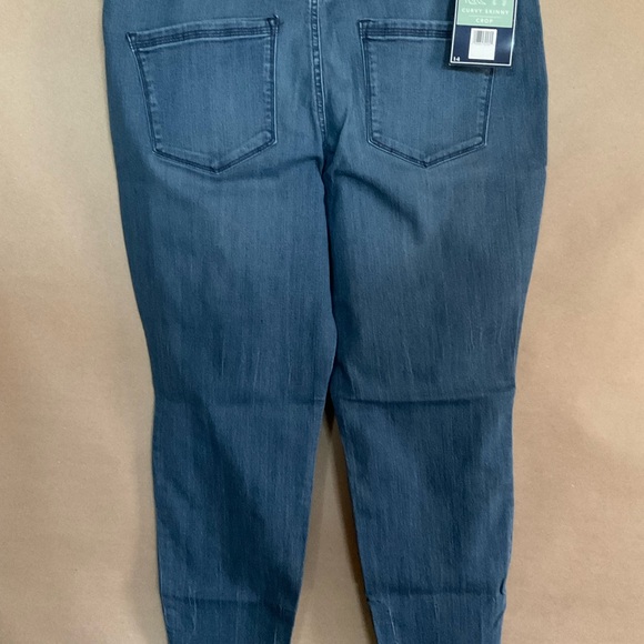 Bandolino Blue Floral Embroidered Jeans. NWT Size 14. Lizbeth Skinny Crop. - Picture 9 of 12